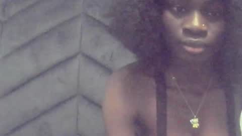 Snapshot of ebonypetiti chatting on 10.12.25 queen online show from 10.12.25