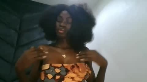 Snapshot of ebonypetiti chatting on 10.24.25 queen online show from 10.24.25