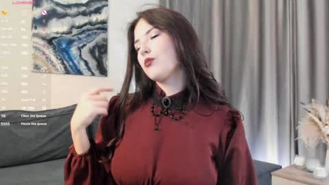 Snapshot of edabayse chatting on 01.19.25 Viola online show from 01.19.25