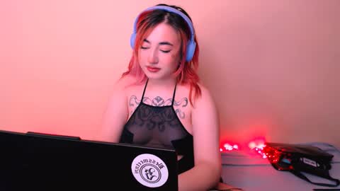 Snapshot of ediefris chatting on 01.08.25 fickle demon made of clumps of matter online show from 01.08.25