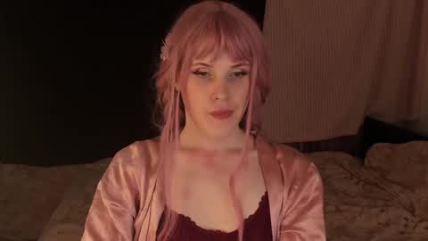 Effie Mur online show from 12.17.24