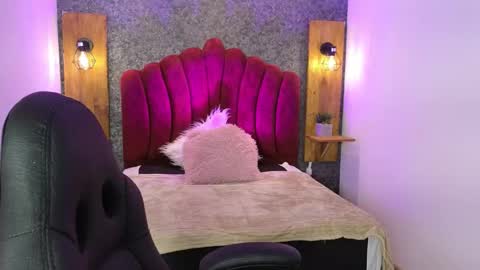 Snapshot of elaia_muller chatting on 11.21.25 Elaia online show from 11.21.25