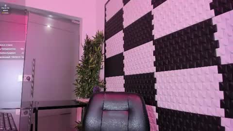 Snapshot of elainelaurent chatting on 06.25.26 ElaineLaurent online show from 06.25.26