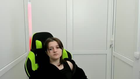 Evie online show from 04.13.26