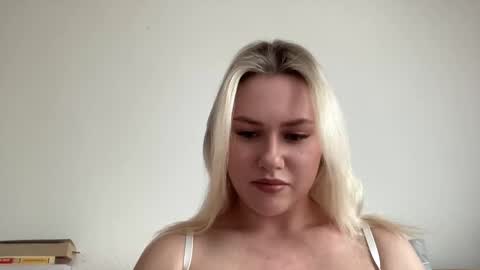 Snapshot of elaraluxxxe chatting on 02.13.25 elaraluxxxe online show from 02.13.25