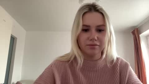 Snapshot of elaraluxxxe chatting on 02.14.25 elaraluxxxe online show from 02.14.25