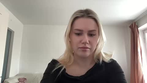 Snapshot of elaraluxxxe chatting on 02.15.25 elaraluxxxe online show from 02.15.25