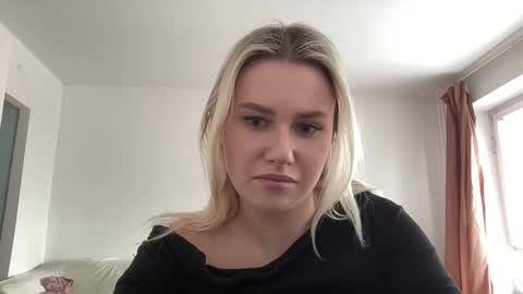 Snapshot of elaraluxxxe chatting on 02.15.25 elaraluxxxe online show from 02.15.25