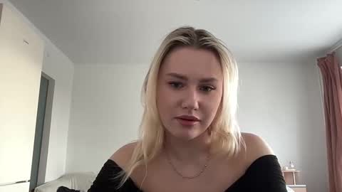 Snapshot of elaraluxxxe chatting on 02.17.25 elaraluxxxe online show from 02.17.25