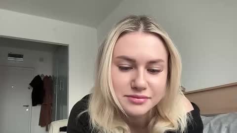 Snapshot of elaraluxxxe chatting on 02.19.25 elaraluxxxe online show from 02.19.25