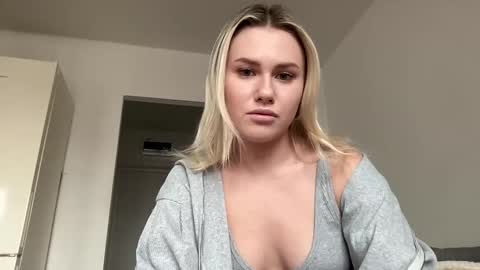 Snapshot of elaraluxxxe chatting on 03.11.25 elaraluxxxe online show from 03.11.25