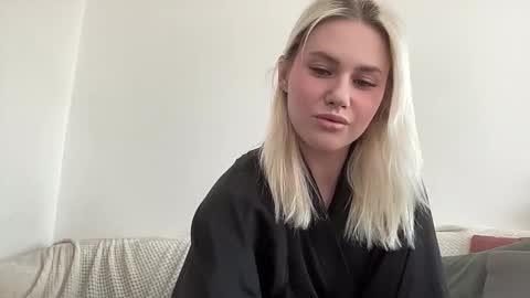 Snapshot of elaraluxxxe chatting on 09.17.25 elaraluxxxe online show from 09.17.25