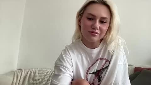 Snapshot of elaraluxxxe chatting on 09.18.25 elaraluxxxe online show from 09.18.25
