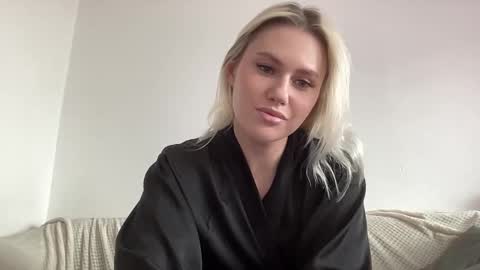 Snapshot of elaraluxxxe chatting on 09.24.25 elaraluxxxe online show from 09.24.25