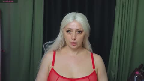 Snapshot of elarasable chatting on 02.17.26 elarasable online show from 02.17.26