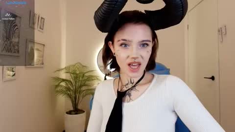 Snapshot of elastikiss chatting on 10.28.25 elastikiss online show from 10.28.25