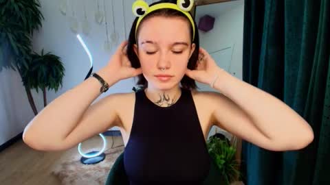 Snapshot of elastikiss chatting on 11.25.25 elastikiss online show from 11.25.25