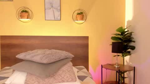 Snapshot of elawalker1 chatting on 10.20.25 Ela online show from 10.20.25