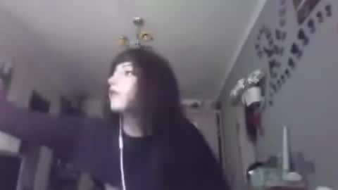 Snapshot of elaynetanton chatting on 05.24.26 Lia online show from 05.24.26