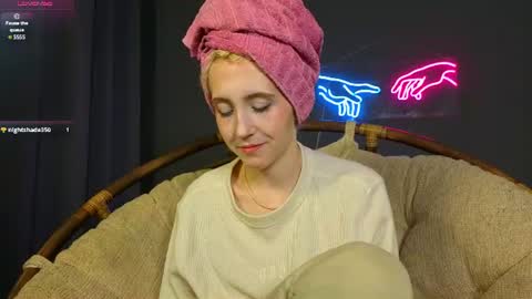 Snapshot of elen__moore chatting on 06.21.26 Elen online show from 06.21.26