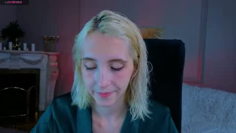 Snapshot of elen__moore chatting on 06.25.26 Elen online show from 06.25.26