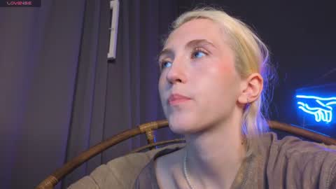 Snapshot of elen__moore chatting on 06.27.26 Elen online show from 06.27.26