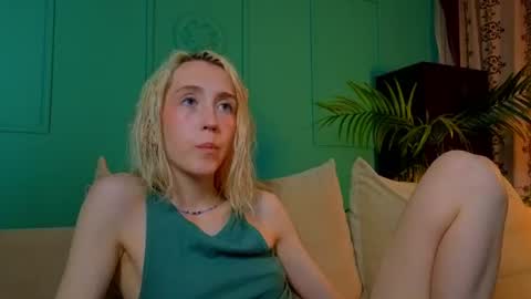 Snapshot of elen__moore chatting on 07.13.26 Elen online show from 07.13.26