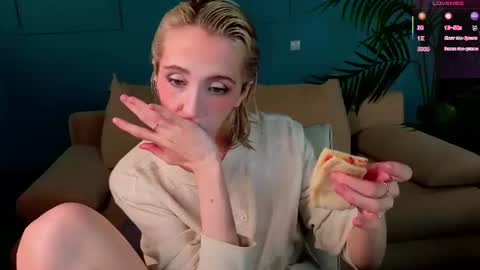 Snapshot of elen__moore chatting on 07.17.26 Elen online show from 07.17.26
