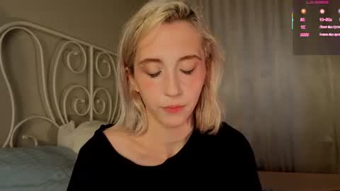 Snapshot of elen__moore chatting on 07.18.26 Elen online show from 07.18.26