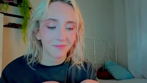 Snapshot of elen__moore chatting on 07.23.26 Elen online show from 07.23.26