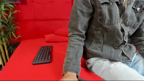 Snapshot of elena_and_derek chatting on 01.05.25 Elena Derek online show from 01.05.25