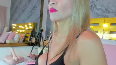 Snapshot of elena_mature chatting on 02.13.25 Elena online show from 02.13.25