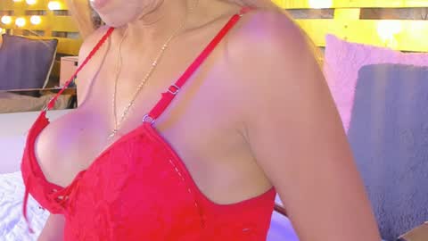 Snapshot of elena_mature chatting on 03.08.25 Elena online show from 03.08.25