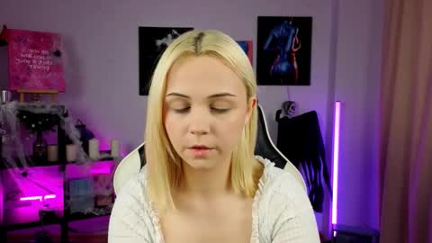 elenamonroee online show from 10.26.25