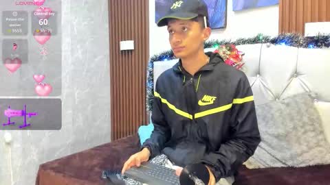 Snapshot of elian_julian chatting on 11.17.25 Elian Julian online show from 11.17.25