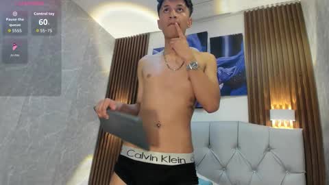 Snapshot of elian_julian chatting on 12.01.25 Elian Julian online show from 12.01.25