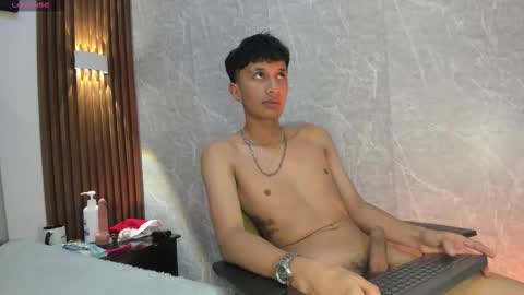 Snapshot of elian_julian chatting on 12.03.25 Elian Julian online show from 12.03.25