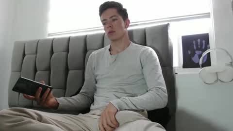 Snapshot of elian_tg chatting on 02.09.25 Elian online show from 02.09.25