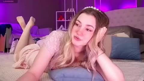 Snapshot of elinanortas chatting on 10.22.25 Elina online show from 10.22.25