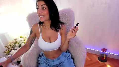 Snapshot of elisabaxter chatting on 06.17.26 Maria online show from 06.17.26