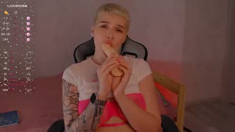 Snapshot of elise_day chatting on 06.25.26 elise_day online show from 06.25.26
