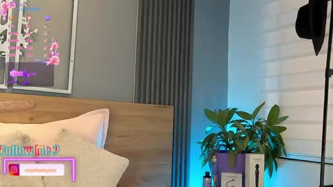 Elise Play Boobs online show from 06.04.26