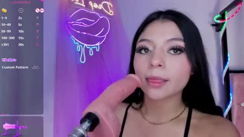 Snapshot of elizabetcooper chatting on 11.21.25 Elizabeth online show from 11.21.25