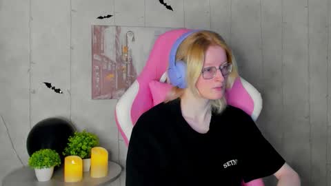 Snapshot of elizabeth_harpper chatting on 11.04.25 Elizabeth online show from 11.04.25