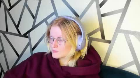 Snapshot of elizabeth_harpper chatting on 11.26.25 Elizabeth online show from 11.26.25