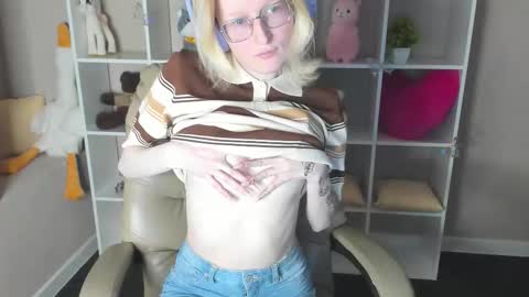 Snapshot of elizabeth_harpper chatting on 12.17.25 Elizabeth online show from 12.17.25