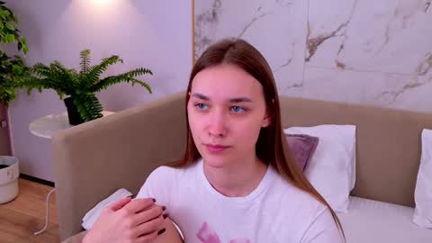 Snapshot of elizabethcash chatting on 02.22.25 Elizabeth online show from 02.22.25