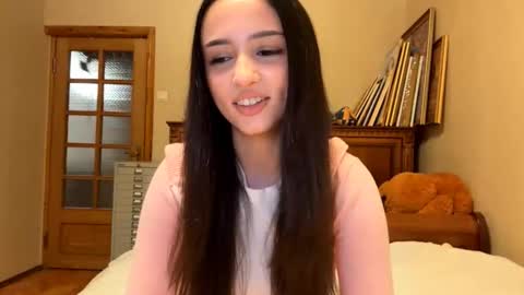 Snapshot of elizabethrabin chatting on 11.26.25 Mia online show from 11.26.25