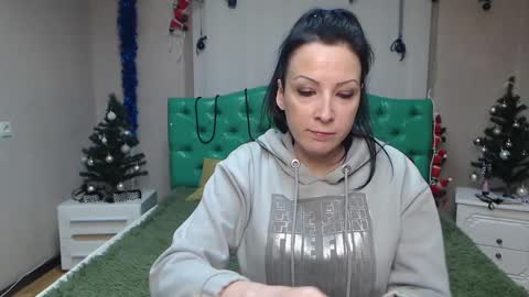 Snapshot of elizabethsho chatting on 12.27.24 ElizabethSho online show from 12.27.24