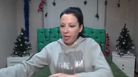Snapshot of elizabethsho chatting on 12.28.24 ElizabethSho online show from 12.28.24